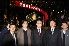 國(guó)家質(zhì)檢總局副局長(zhǎng)支樹平（右三）在中央電視臺(tái)演播大廳2010年“3.15晚會(huì)”直播現(xiàn)場(chǎng)與中國(guó)質(zhì)量檢驗(yàn)協(xié)會(huì)會(huì)員工作部主任楊曉東（右二）、防偽中心主任王成村（右一）、會(huì)員工作部副主任劉輝（左二）、會(huì)員工作部副主任王劍（左一）等協(xié)會(huì)工作人員代表合影留念