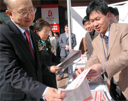 中國質(zhì)量檢驗(yàn)協(xié)會(huì)工作人員在咨詢活動(dòng)現(xiàn)場(chǎng)向支樹平副局長(zhǎng)詳細(xì)介紹《消費(fèi)知識(shí)·名優(yōu)企業(yè)宣傳手冊(cè)》。
