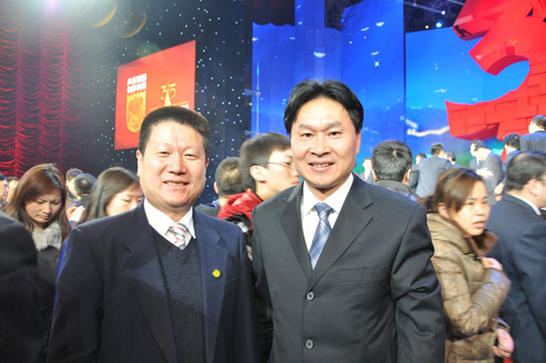 中國質量檢驗協(xié)會企業(yè)工作部主任楊曉東與中國消費者協(xié)會副會長兼秘書長楊紅燦在中央電視臺演播大廳2012年“3.15晚會”直播現(xiàn)場合影留念。